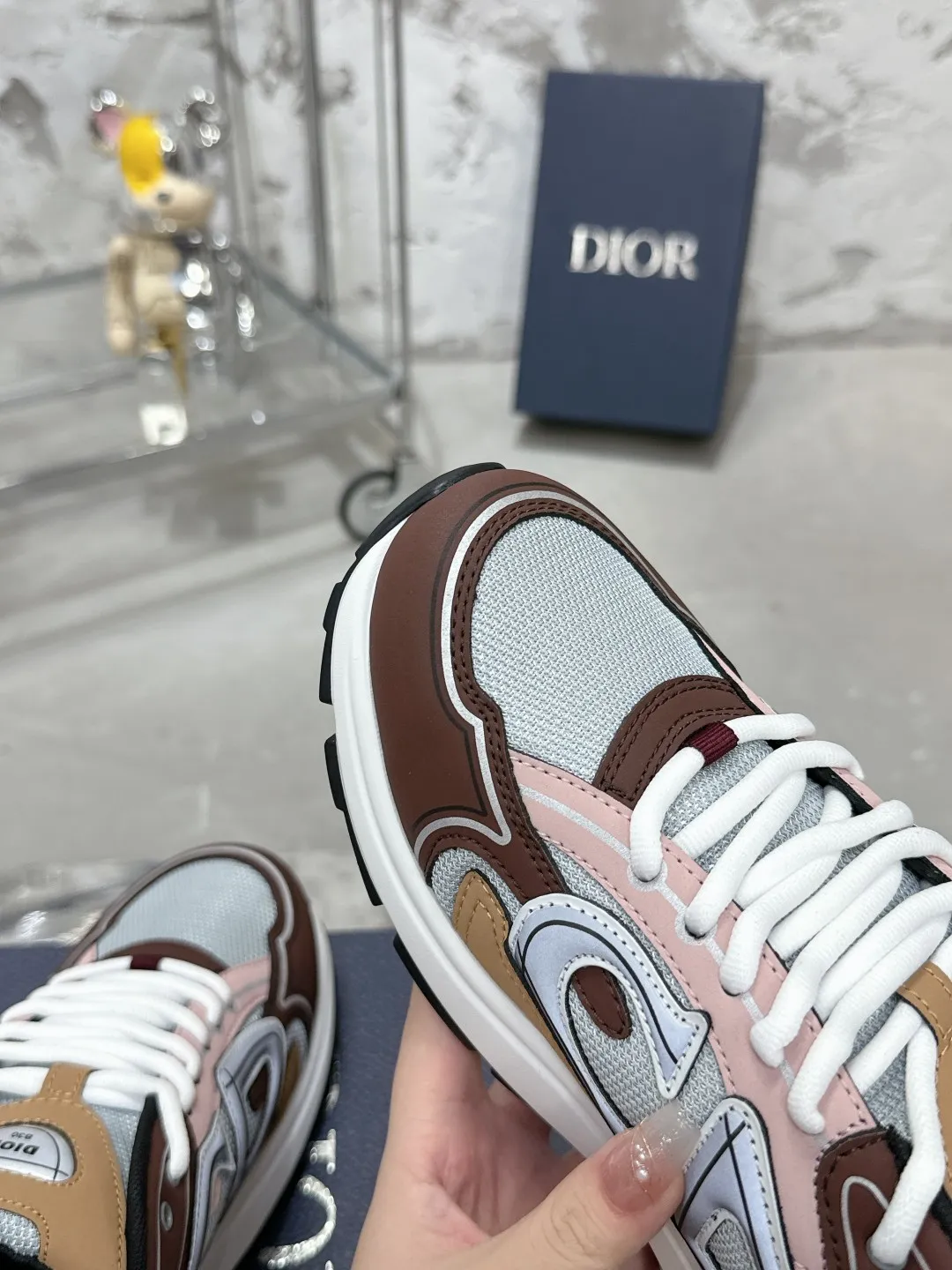 Men's men's shoes 💰600❤️❤️❤️High version Dior Dior's latest color matching B30 series reflective dad sneakers original 17380💰 purchased for development and production Brand new B30 sneakers Dad Shoes style shoes that follow the trend of the retro market The Dior logo on the tongue also indicates that this pair of shoes is the B30 model! B30 uses fine-textured leather and mesh cloth materials to form a shoe body. There are conspicuous letters CD on both sides of the shoe body to indicate identity. Many lines on the shoe body outline details to make the shoes look less monotonous and full of retro flavor. The delivery counter is exquisitely packaged🛍📦 ▪️Fabric: Original customized technical fabric + mesh ▪️Inner lining: Customized breathable lining ▪️Outsole: Original molded IP foam + TPU outsole ▪️Sole thickness: 3.5CM ▪️Size: Women’s size 35-40 / Men’s size 39-46